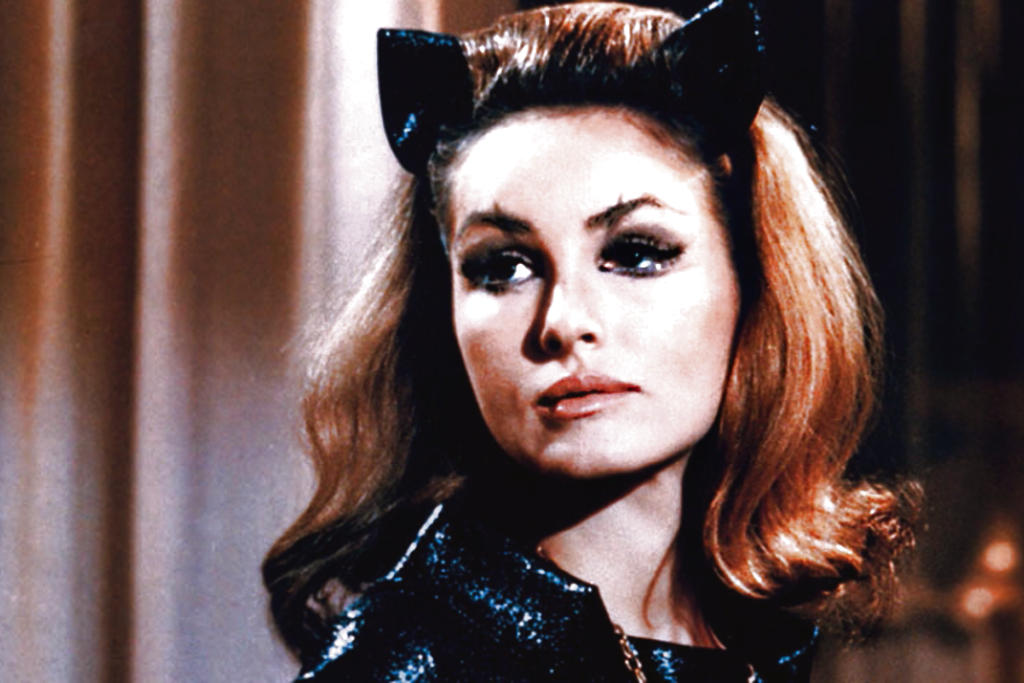 Julie Newmar. Prestó su lindo cuerpo y hermoso rostro para la primera aparición del personaje en los años 60.(Archivo.)
