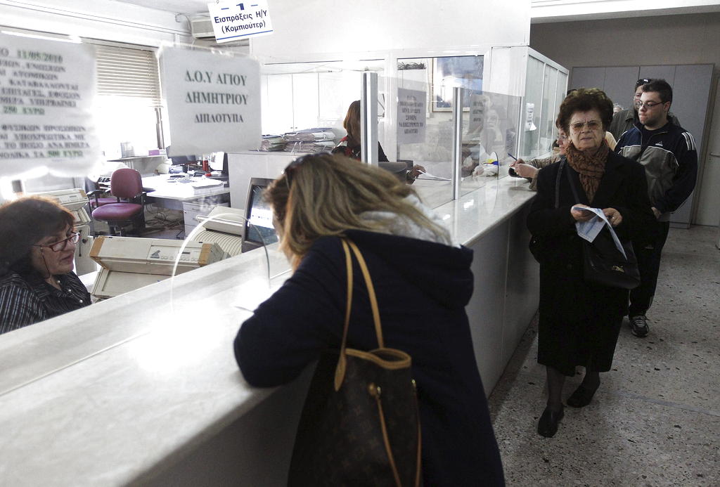 Los griegos pagarán más impuestocon motivo de las medidas de austeridad impuestas. EFE<br>