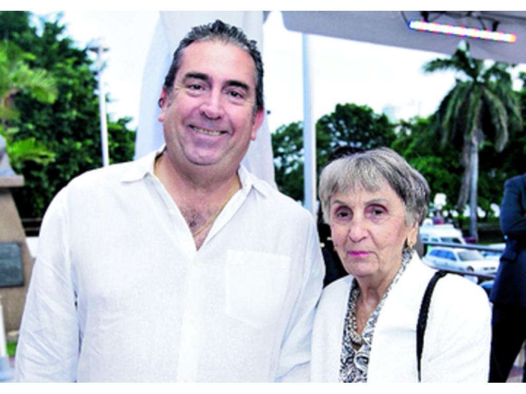 10. Orlando Paz, Maisa Ferro y Edgar González.