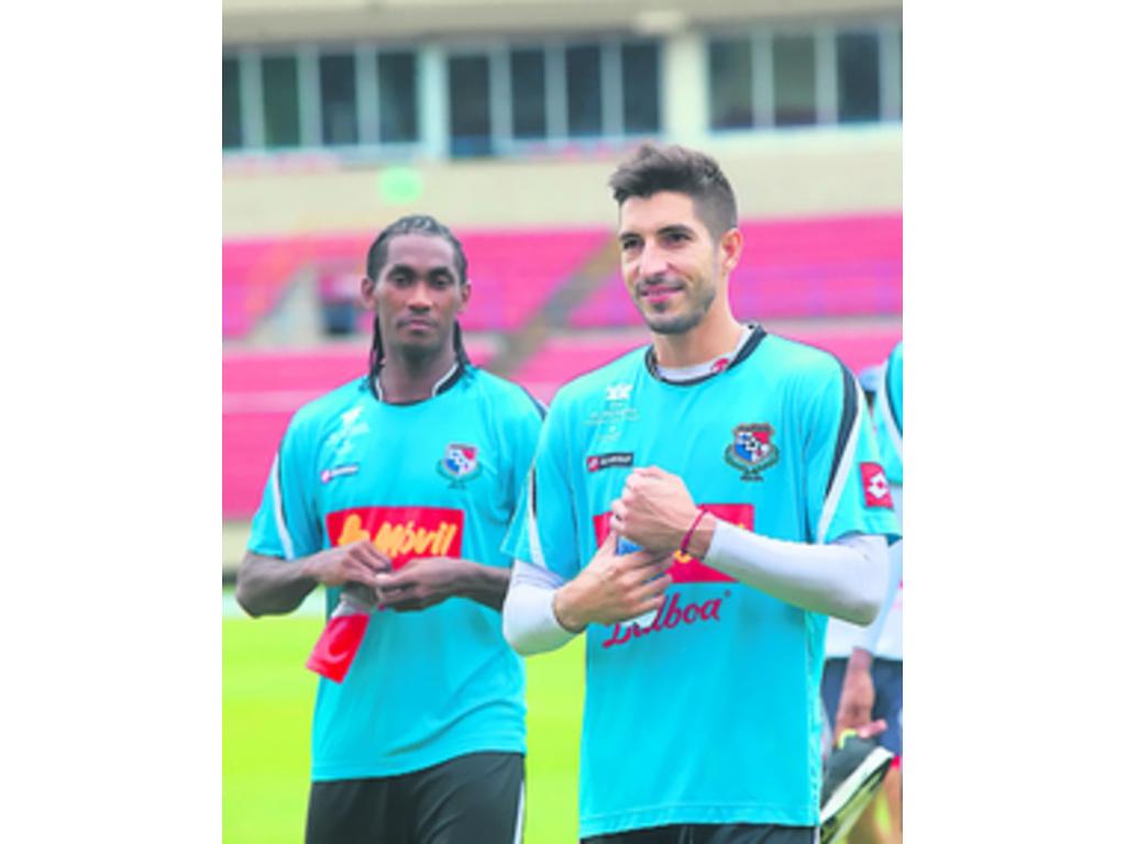 El meta Jaime Penedo (dcha.) junto al zaguero Richard Dixon.(Alberto Ortega)