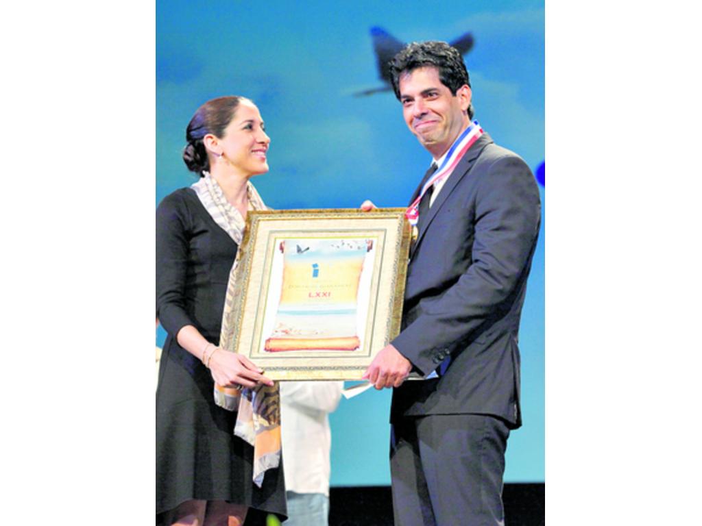 Giannareas recibe su premio.