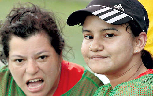 <p>Alegres. Esperan su turno en la bocha.</p>
