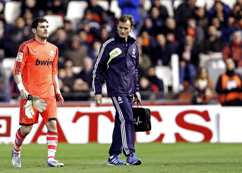 El portero del Real Madrid Iker Casillas se retira del terreno de juego tras lesionarse en su partido ante el Valencia.Foto/EFE.<br>