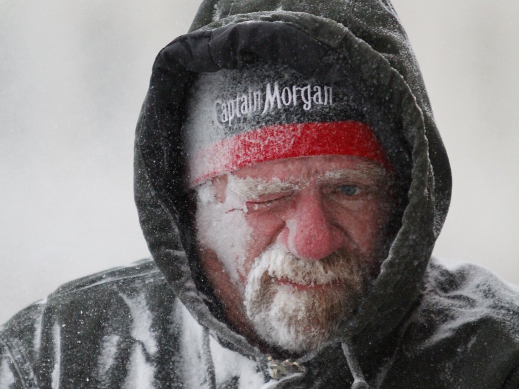 Se le sopla viento con nieve en la cara de Allan Umscheid, dueño de Yards By Al en Kansas 5 d ener. Foto/The Journal-World, Mike Yoder