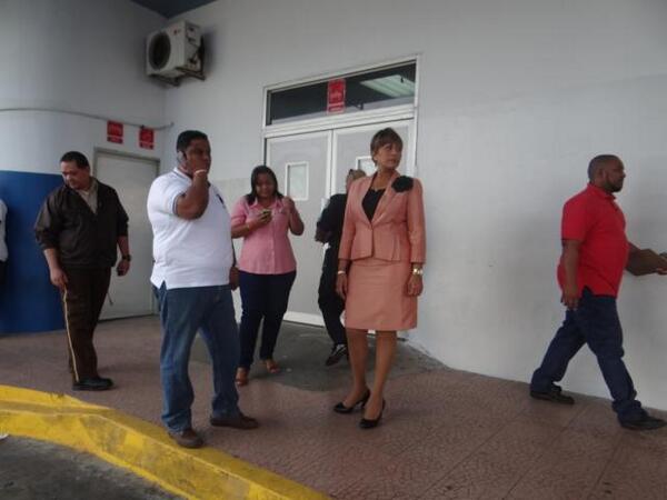 La diputada Iracema de Dale llegó al hospital. Foto/Delfia Cortez <br>
