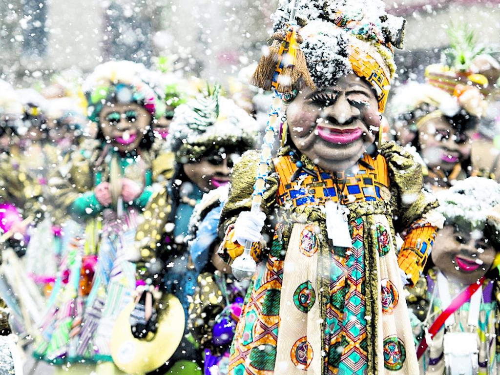 Un grupo de personas disfruta bajo la nieve en Suiza.(EFE)