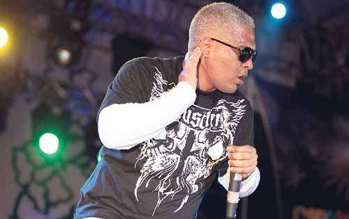 <p>Doble sentido. Toby King cantó sus fuertes letras. </p>
