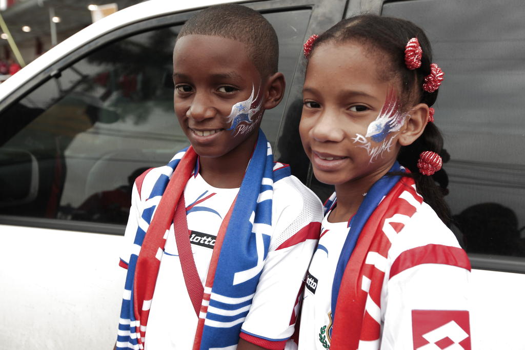 Niños con sus caras pintadas de los colores patrios panameños se preparan para entrar al Estadio Rommel Fernández en la ciudad de Panamá, el 12 de junio de 2012, donde Panamá jugará contra Cuba por un cupo al mundial de fútbol Brasil 2014. Foto: Anayansi