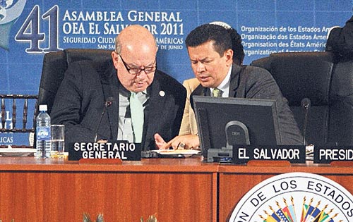 <p>José Insulza y el canciller salvadoreño Hugo Martínez. </p>
