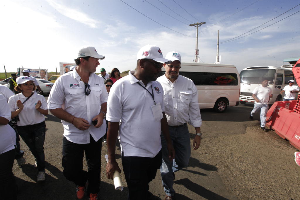 José Domingo Arias hizo un recorrido a los centros de votación en la capital. Foto/Carlos Lemos. <br>
