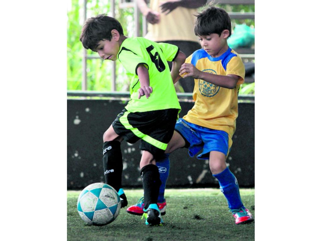 Dos jugadores disputan la pelota.(Alberto Ortega)