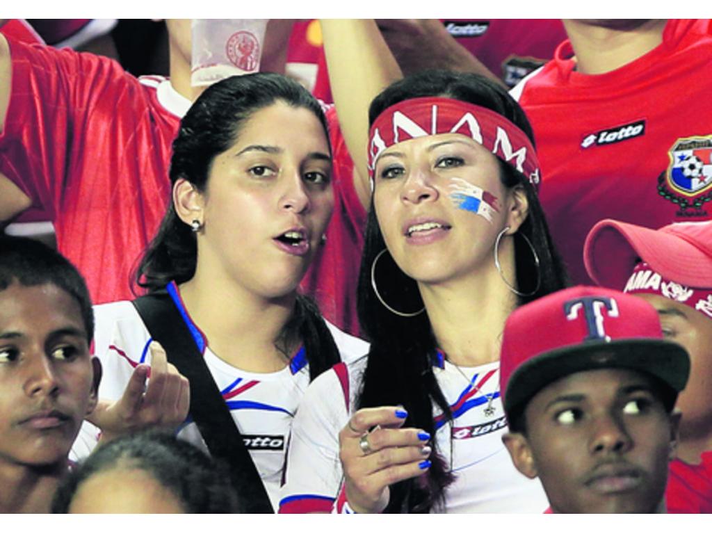Hinchas de la selección de Panamá disfrutan del inicio de partido ante Honduras, en el estadio nacional Rommel Fernández. El colorido estuvo a la orden del día.