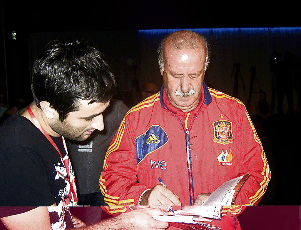 Tranquilo. Vicente del Bosque firma un autógrafo.(EFE)