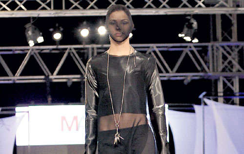 <p>Gótico. Josse Karlo cerró el bloque de Ganexa con piezas futuristas en la paleta del negro, gris, blanco y metálico.</p>