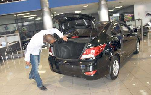 <p>Compras. El precio de los autos también aumentó.</p>