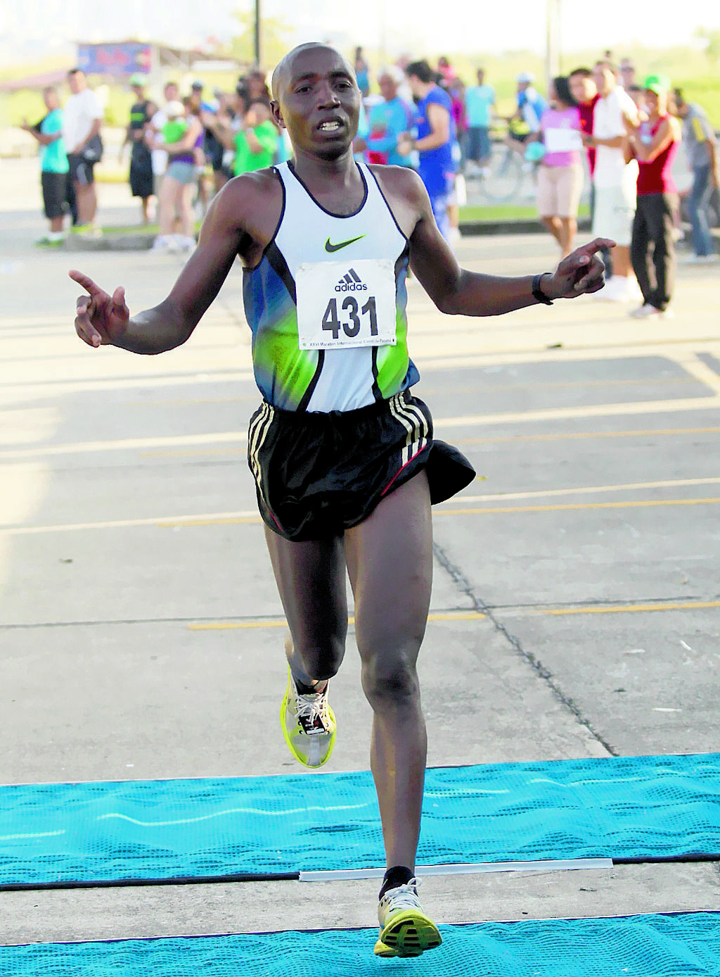 Logro. El keniano robó aplausos a su llegada a la meta del maratón Canal de Panamá.(anayansi gamez)
