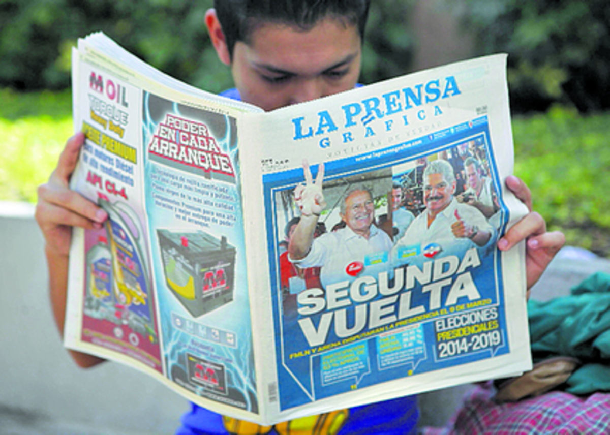 Un hombre se informa sobre la segunda vuelta en El Salvador. (EFE)