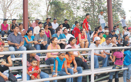 <p>Expectativa. Los fanáticos esperan mejores momentos.</p>