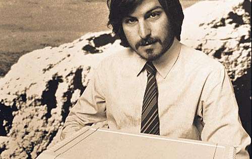 <p>Junto a la computadora Apple II.</p>