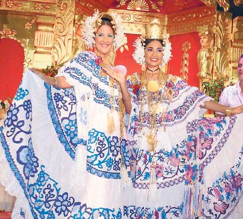 <p>Leyda Decerega recibe la medalla de Sandra Bello, reina del Festival. </p>