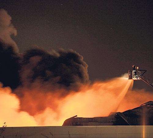 <p>Propiedades. Bomberos tratan de sofocar el incendio en una bodega en Solar Way, Enfield.</p>
