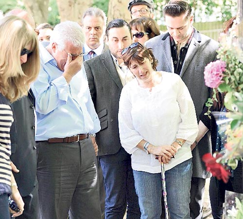<p>Muestras. Miran los arreglos que le han dejado los fanes.</p>