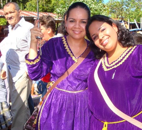 <p>Personas de todas partes fueron a rendirle honor al Cristo.</p>