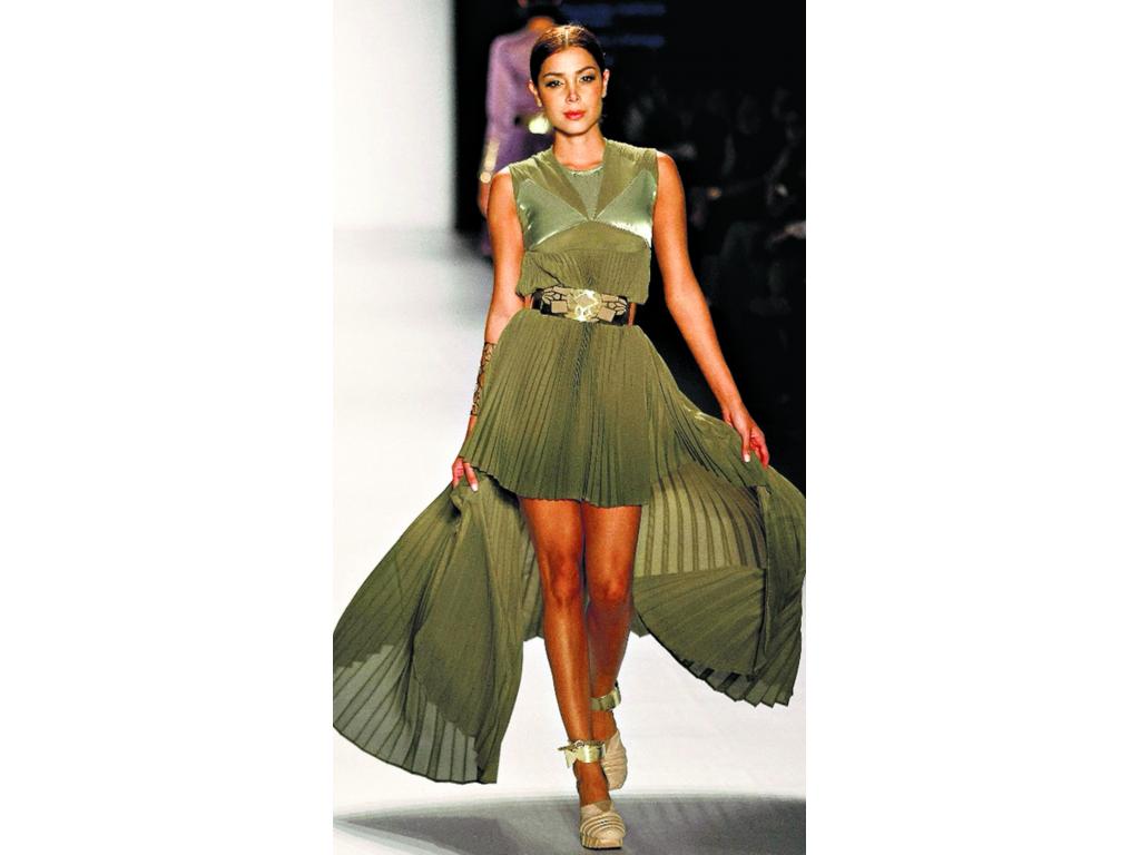 La actriz Jessica Biel asistió al Festival de Cannes 2013 con un vestido con un poco de la moda high low. Es más largo atras que adelante y deja ver el tobillo.