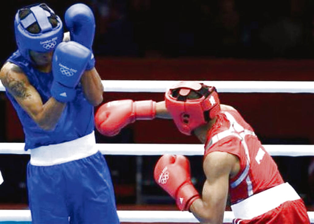 Boxeo. Huertas (azul) estuvo entrenando cerca de un mes en Gales. Cayó en primera ronda ante el boricua Félix Verdejo (11-5). ()
