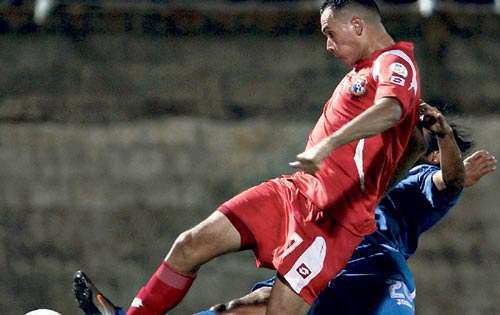 <p>Goleador. Blas (con el balón) suma 22 goles con la Roja.</p>