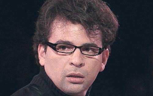 <p>Él interpreta a Howard, quien tiene complejo de non plus ultra. Aunque, él es bipolar y todos abusan de él.</p>