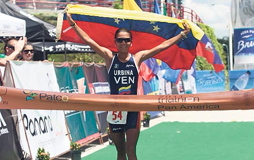 <p>Felicidad. Urbina con su bandera.</p>