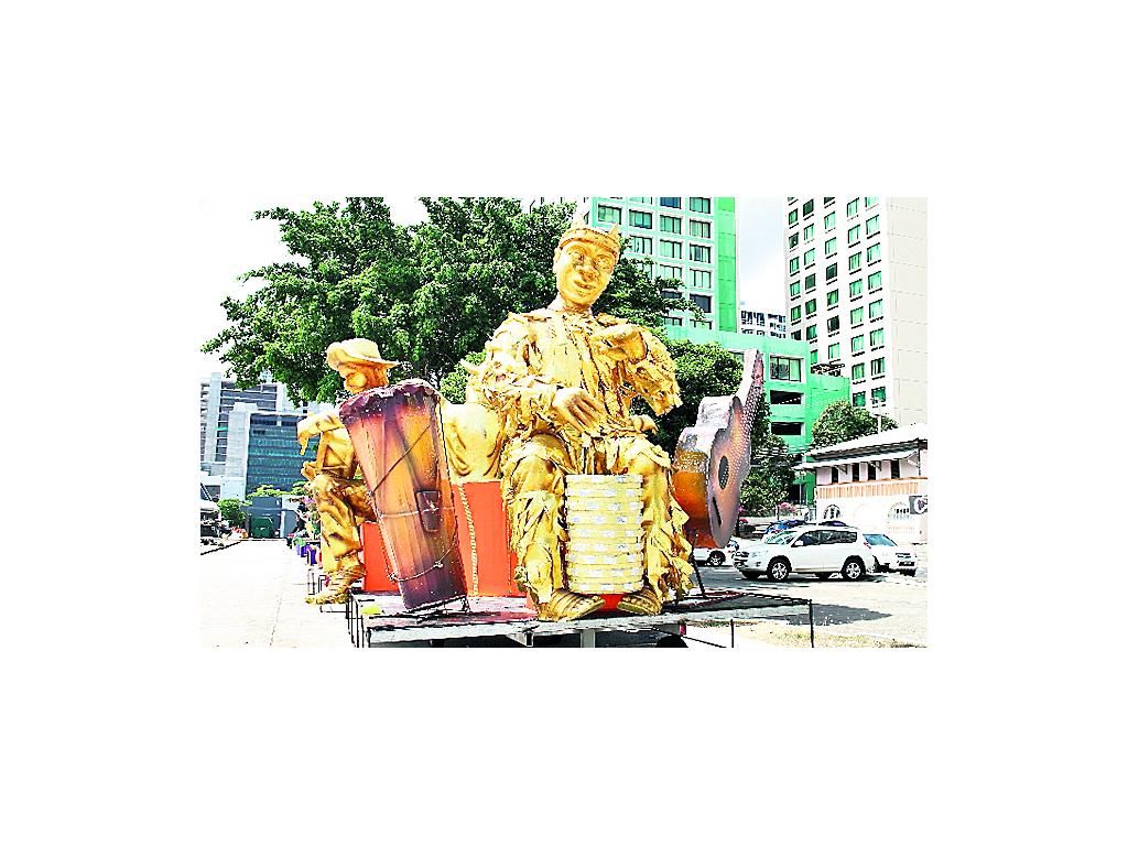 Este color no pasa inadvertido en estas fiestas. Este carro muestra un poco de las raíces interioranas y de las costumbres de los afroantillanos. Adornos de guitarras y tambores en este diseño. ()