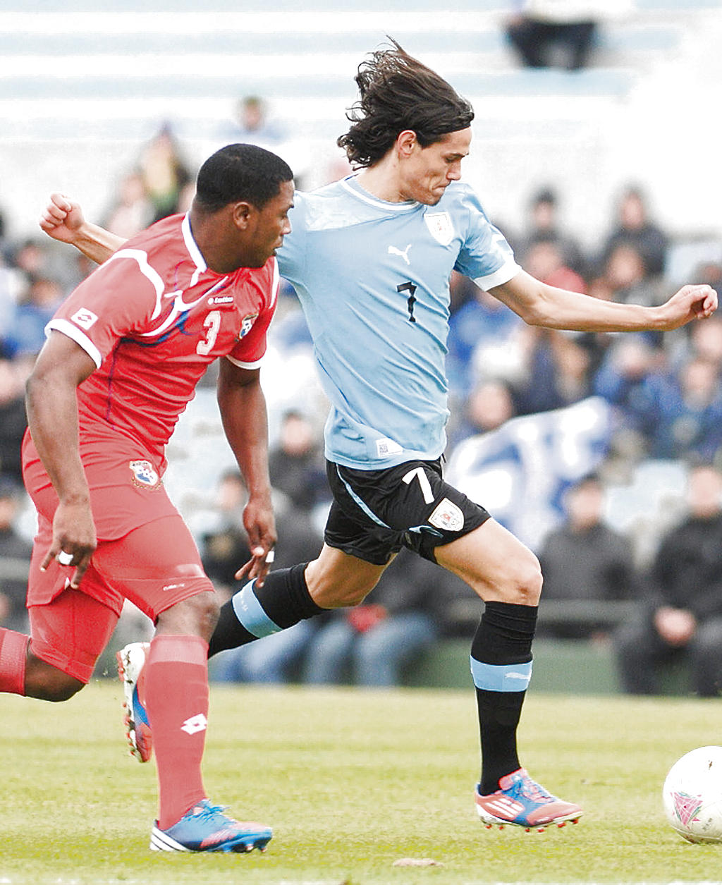 Jugada. Edinson Cavani (7) disputa el balón con Harold Cummings, de Panamá.(EFE)