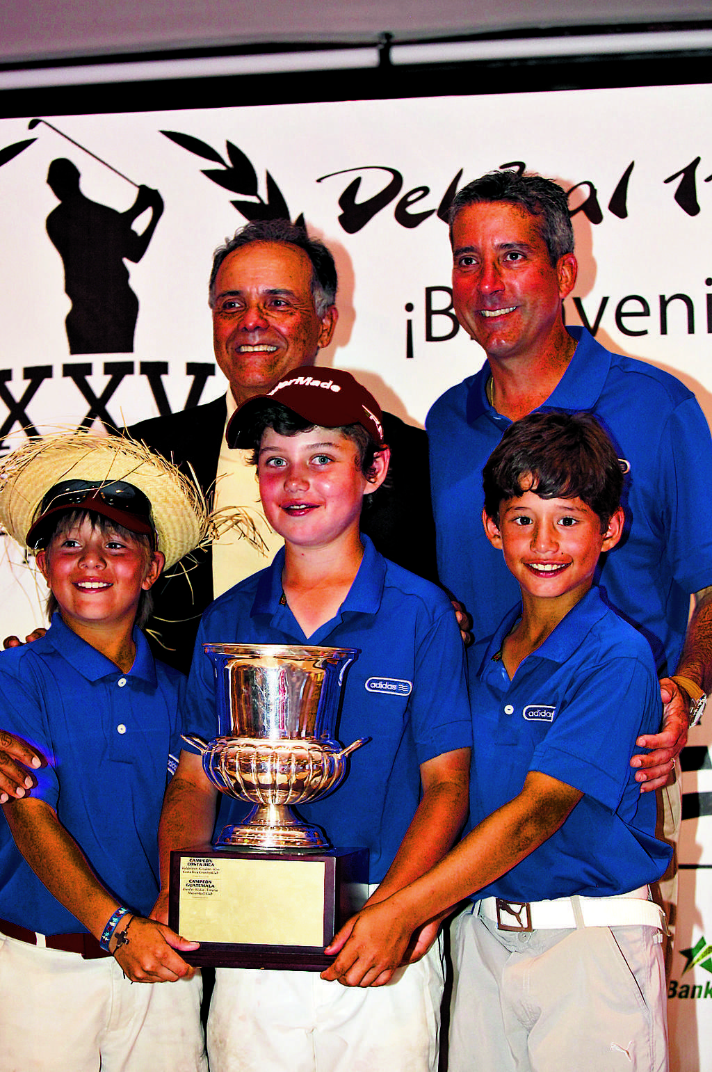 Triunfo. Los panameños Roberto Chinchilla (izq.), Jean Louis Ducruet (c) y Alberto Sáenz (dcha.) ganaron su nivel.(Anayansi Gamez)
