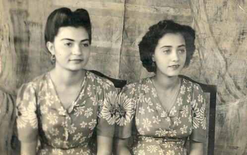 Lucy Jaén (Der.) junto a una de sus hermanas. Foto/Archivo<br>