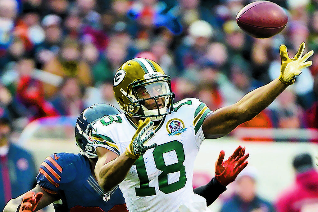 Precisión. Randall Cobb (18) conecta con el balón.(AP)