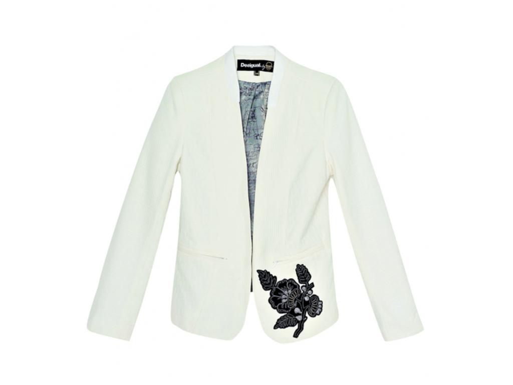 Blazer en color blanco con detalle de flor bordada en negro. Se puede usar con un jeans o con pantalón formal.