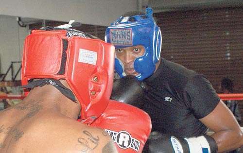 <p>Guerra. Caballero se faja con un púgil que pesa 165 libras.</p>