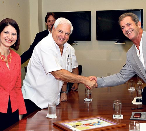 <p>Acuerdo. Mel Gibson cierra el pacto con el Presidente.</p>