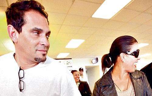 <p>Pareja. Billy Denizard, su esposo, la custodió a su llegada a Panamá. </p>