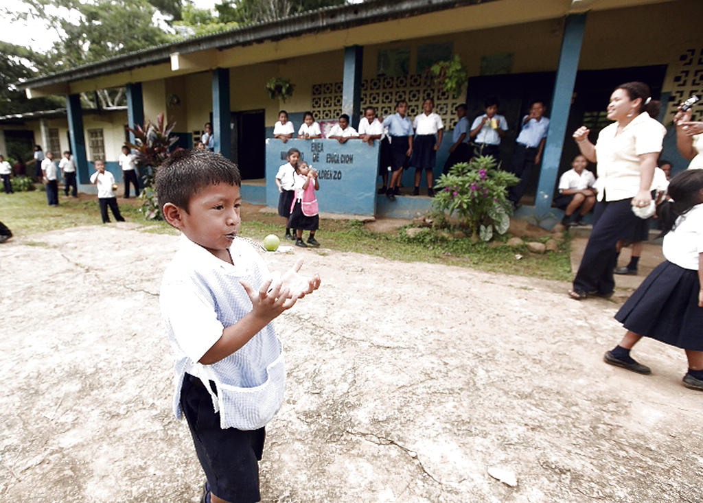Escuela. Tiene 5 salones de clases y dos tipo rancho hechos por los padres porque la matrícula aumentó.()
