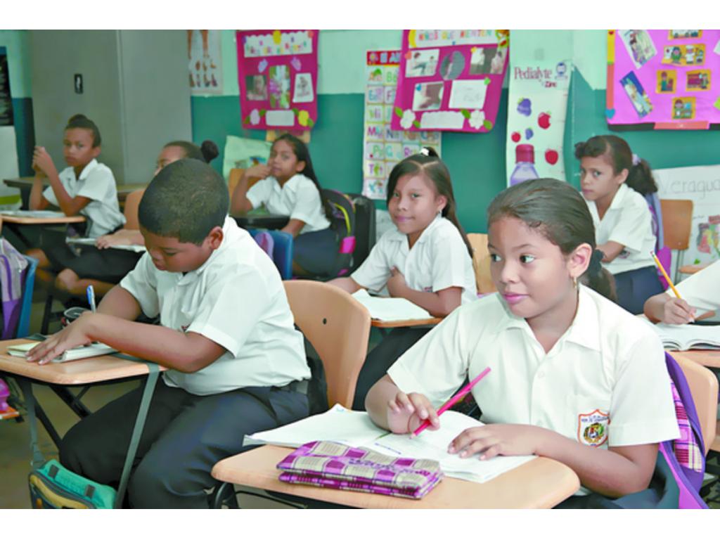 Mientras los estudiantes salían de clases, los gremios se reunían.(Víctor Arosemena)