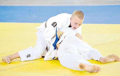 <p>Victoria. Al final triunfó el mejor judoca.</p>