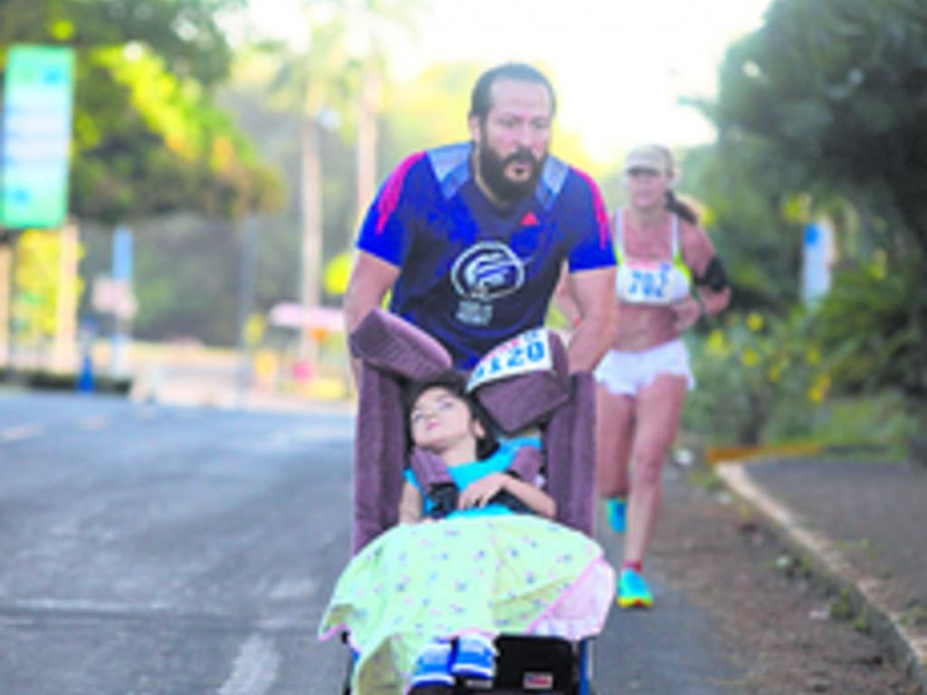 4. Este señor no quiso correr sin su pequeña princesa.