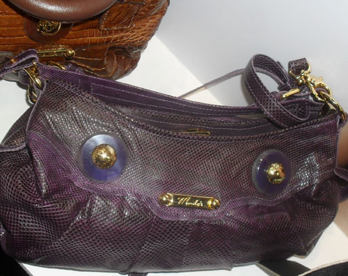 <p>Variedad es parte del eslogan de Moniles, colores, broches y un sinfín de accesorios le dan ese toque elegante a cada cartera de esta casa.</p>