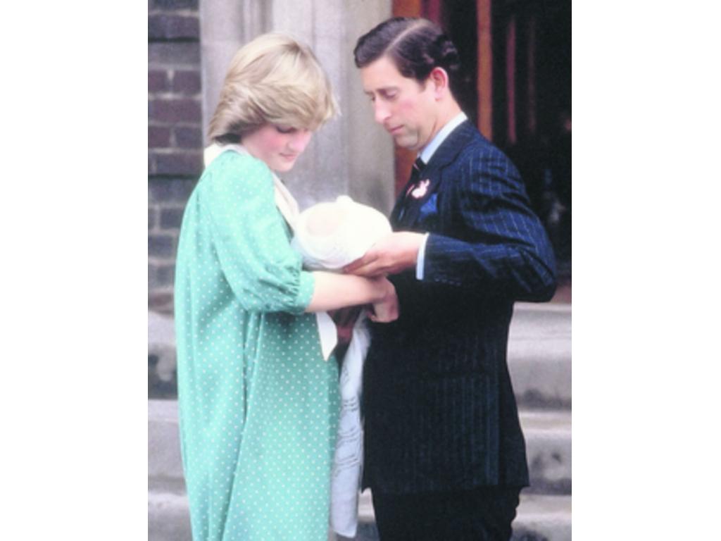 1982-2013. Los duques de Cambridge homenajearon a Diana y Carlos. Al igual que ellos salieron gustosos a mostrar a su primogénito. (AP)