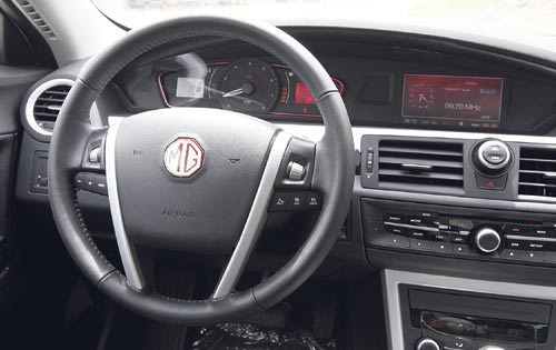 <p>Funcional. El volante es cómodo, ergonómico y moderno; además, permite controlar muchas funciones dentro del habitáculo como el radio y la velocidad del sistema "cruise control".</p>