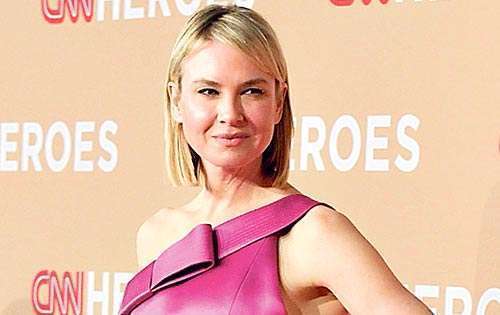 <p>Renee Zellweger. Luce este vestido en un tono fucsia platinado a juego con zapatos escarchados para otorgar más glamour al estilo. </p>
