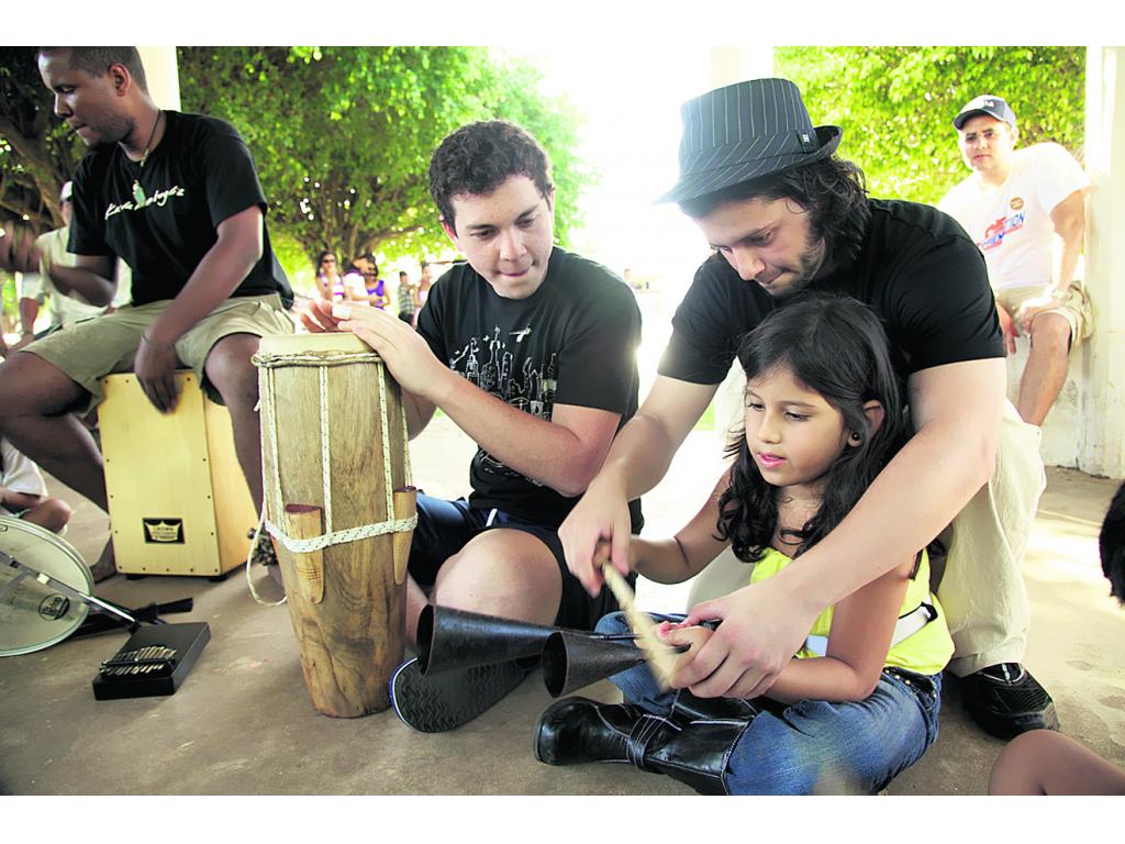 Dentro de la diversidad que caracteriza el evento, hay oportunidad para transmitir a los más chicos, conocimientos sobre el uso de instrumentos musicales.()